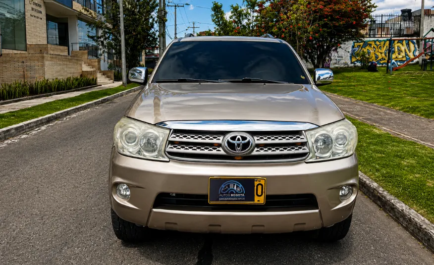 TOYOTA FORTUNER 2011