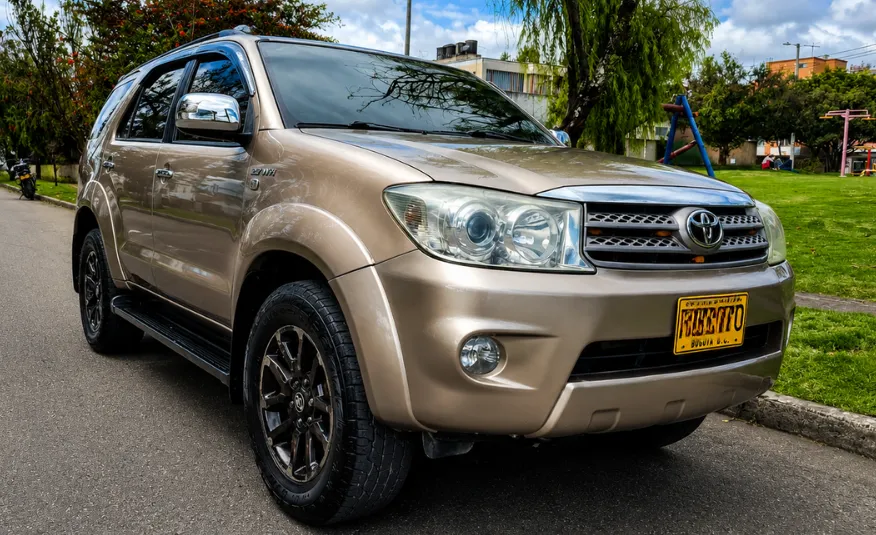 TOYOTA FORTUNER 2011