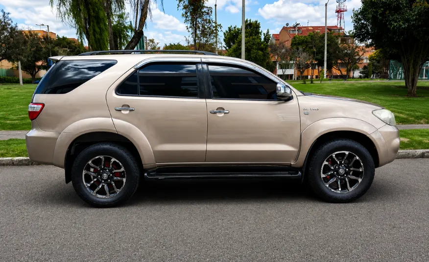 TOYOTA FORTUNER 2011