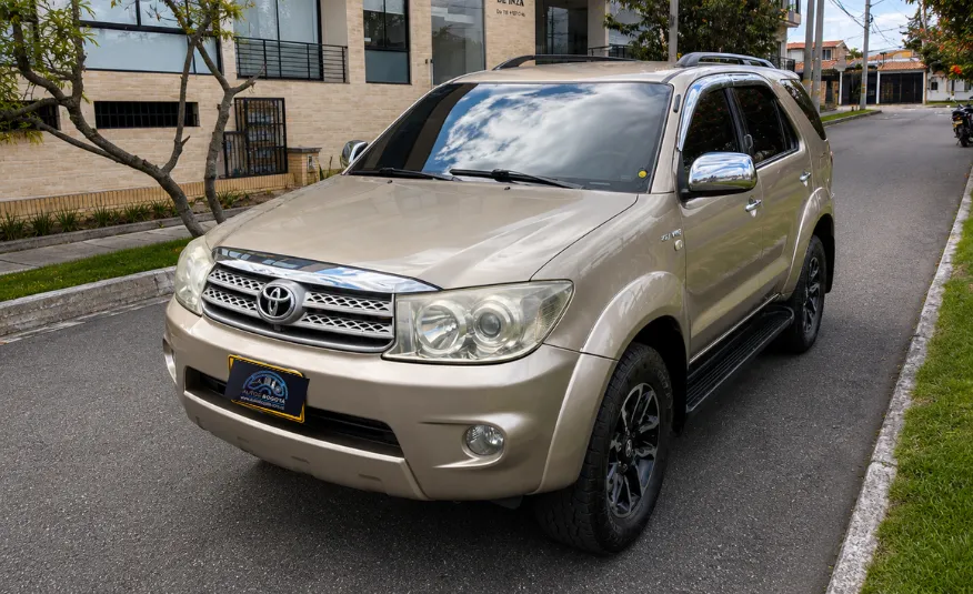 TOYOTA FORTUNER 2011